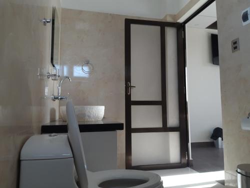 乌尤尼Hotel Cristales De Sal的一间带卫生间和水槽的浴室