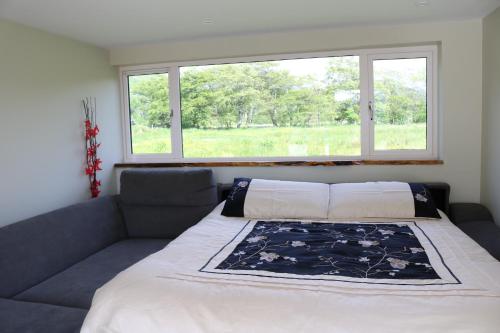 洛哈尔什教区凯尔高地Creaggan Ard Guest House的一间卧室设有一张大床和窗户
