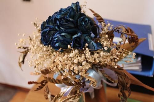 庞贝Hotel Il Santuario - Pompei的花瓶里一束蓝色的花