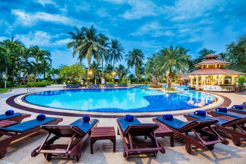 纳库鲁阿Cholchan Pattaya Beach Resort - SHA Extra Plus的度假酒店的游泳池