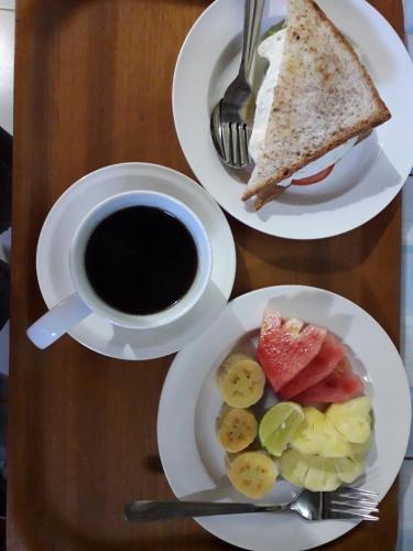 艾湄湾Tanaya Homestay的餐桌,带两盘食物和一杯咖啡的桌子