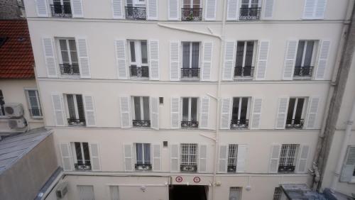 万塞讷万塞讷公寓的公寓大楼设有白色门窗