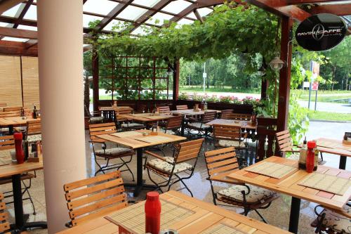 莫斯特拉纳Guesthouse Veranda的一间空餐厅,配有木桌和椅子