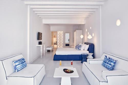 圣爱奥尼斯米科诺斯Katikies Mykonos - The Leading Hotels of the World的白色的客房配有一张床和两张白色的沙发
