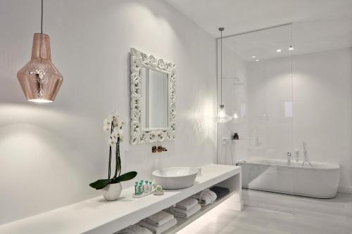 圣爱奥尼斯米科诺斯Katikies Mykonos - The Leading Hotels of the World的白色的浴室设有水槽、浴缸和镜子