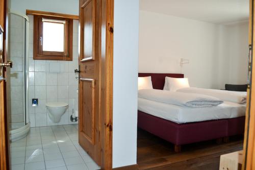 阿尔代兹斯科塔的阿尔维图酒店的一间卧室配有一张床,浴室设有淋浴。