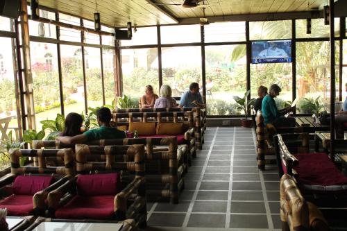 瓦拉纳西Hotel Surya, Kaiser Palace的一群人坐在餐厅椅子上