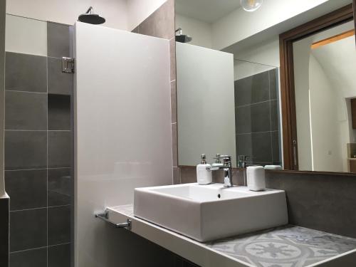 洛科罗通多Lamia Bianca的浴室设有白色水槽和镜子
