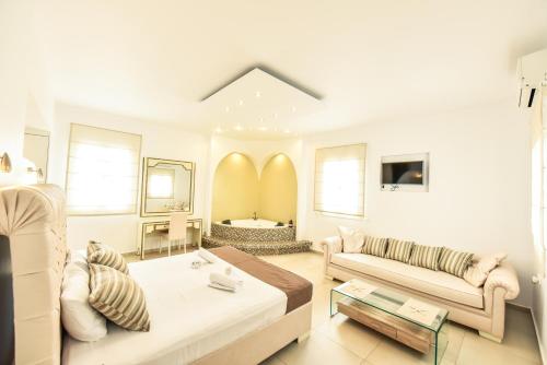 米克诺斯城奎因精品套房酒店的客厅配有床和沙发