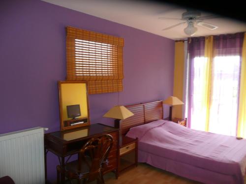 安德诺莱斯贝恩Villa Le Mauret的一间卧室配有一张床和一张带镜子的书桌