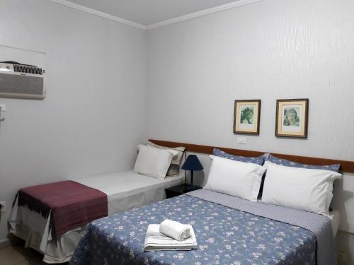 绿洲公园旅馆客房内的一张或多张床位
