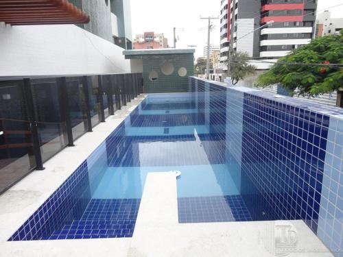 马塞约Apartamento Edf Green Tower的大楼一侧的蓝色瓷砖游泳池