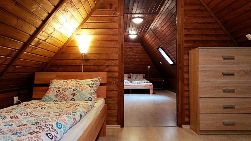 TelekiVilla Teleki的小木屋内一间卧室,配有一张床