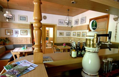 韦耶达Wiedaer Hütte的一间房间,上面有一张桌子和花瓶