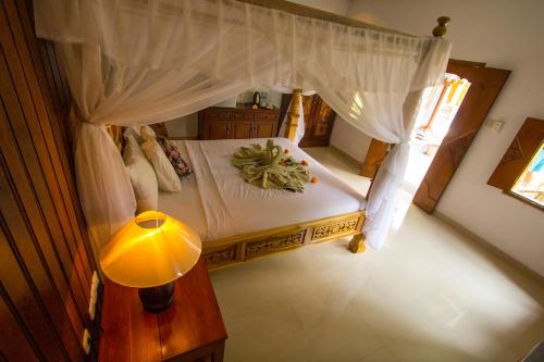 罗威那格纳什至尊酒店的卧室享有高空美景,设有天蓬床