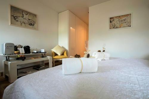 维罗纳卡萨民宿的卧室配有带毛巾的大型白色床