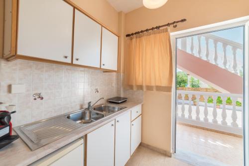 蒂锡利维Sole e Mare Family Apartments的厨房设有水槽和窗户。