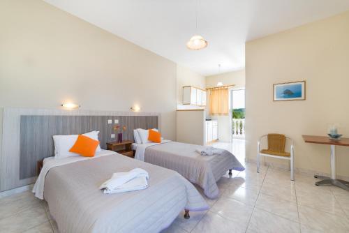 蒂锡利维Sole e Mare Family Apartments的酒店客房配有两张床和一张书桌