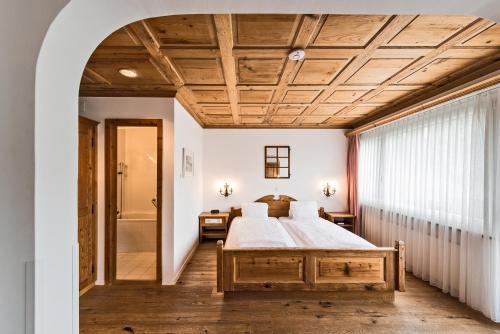 弗利姆斯奇萨餐厅酒店的一间卧室设有一张带木制天花板的大床
