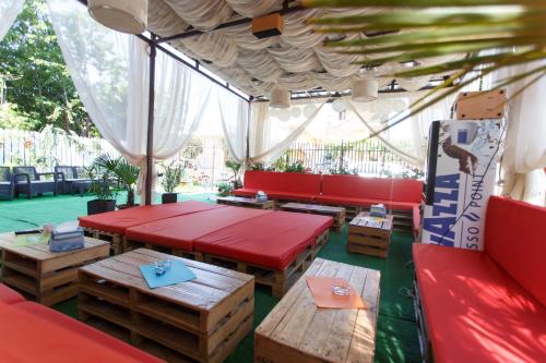 科斯蒂内什蒂Vila Sandra的客房内的帐篷配有红色桌子和长凳
