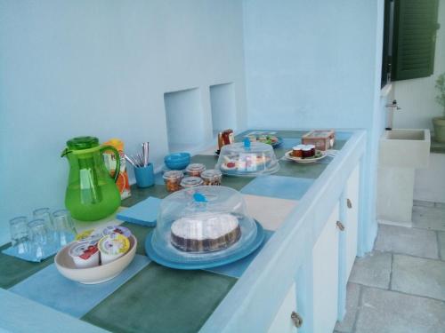库特罗菲安诺I fichi bianchi的一张桌子,上面有蛋糕和其他甜点