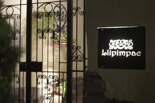 库斯科LLipimpac House的建筑物一侧有标志的大门
