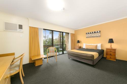 布里斯班奥姆纳尼山公寓酒店的配有一张床和一张书桌的酒店客房