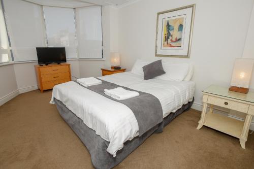 悉尼Bond 1603 Self Catering的卧室配有一张白色大床和电视。