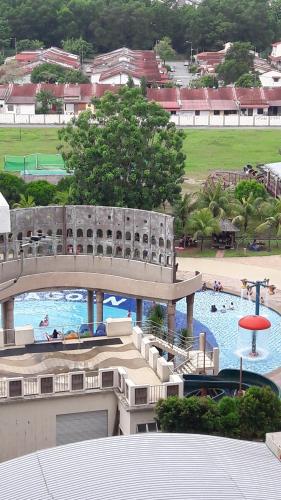 马六甲STUDIO ROOM at BAYOULAGOON RESORT, MELAKA的享有带游泳池和桥梁的度假村景色