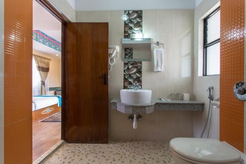 加德满都宇康酒店的浴室配有卫生间和水槽。