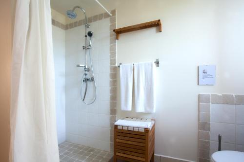 Lecci阿古拉莫拉住宿酒店的带淋浴和浴帘的浴室