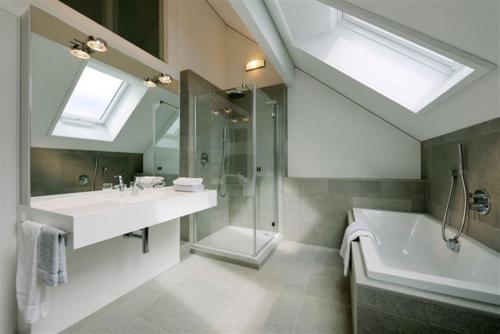 文尼斯塔特Civetta的带淋浴、盥洗盆和浴缸的浴室
