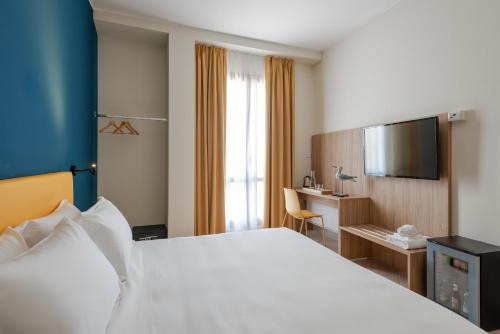 阿拉西奥日瓦酒店的酒店客房设有一张大床和一张书桌。