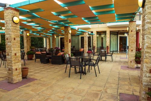 斯卡拉卡伦尼斯伊奥利亚盖亚酒店的户外庭院配有桌椅。