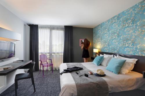 阿夫朗什Altos Hotel & Spa的一位女士拍了酒店房间的照片