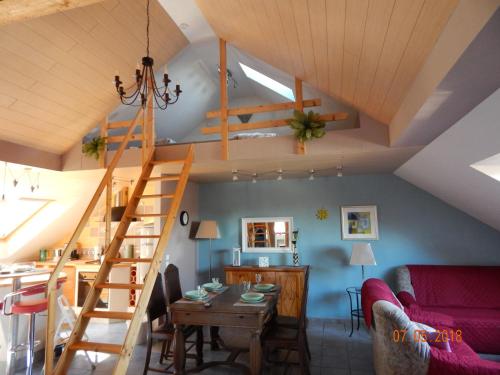 魏斯基兴Ferienwohnung Maxima的客厅和厨房,位于房子内,设有螺旋楼梯