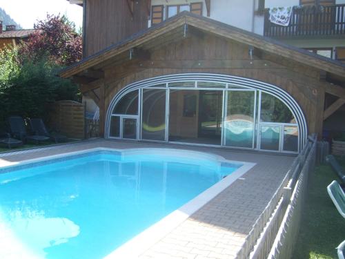 莫尔济讷阿尔彭岩酒店的一个带凉亭和房子的游泳池