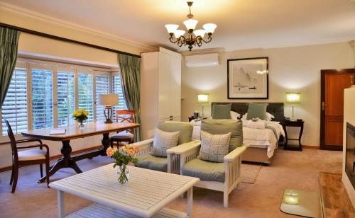 约翰内斯堡Bellgrove Guest House Sandton的客厅配有床和桌子