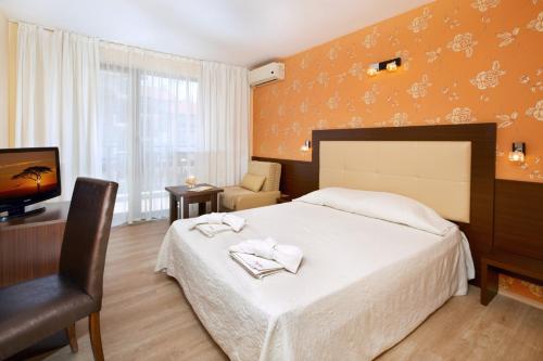 休闲假日SPA综合酒店客房内的一张或多张床位