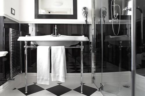 庞特内阿尔比拉坎达阿拉斯塔兹翁酒店的一间带水槽和淋浴的浴室