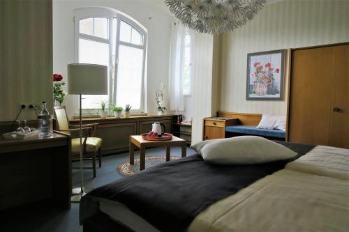 LaggenbeckHotel-Restaurant Haus Keller的一间带大床的卧室和一间客厅