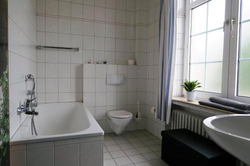 LaggenbeckHotel-Restaurant Haus Keller的带浴缸、卫生间和盥洗盆的浴室