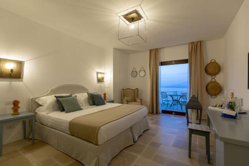 索伦托Romantic Relais Sorrento的一间卧室配有一张床,享有海景