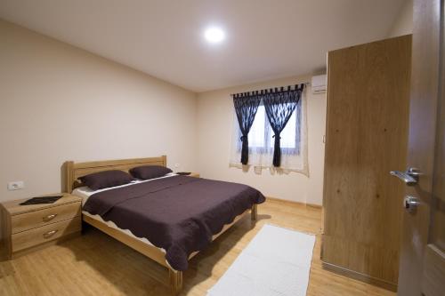 ČitlukVilla Ljuba的一间卧室设有一张大床和一个窗户。