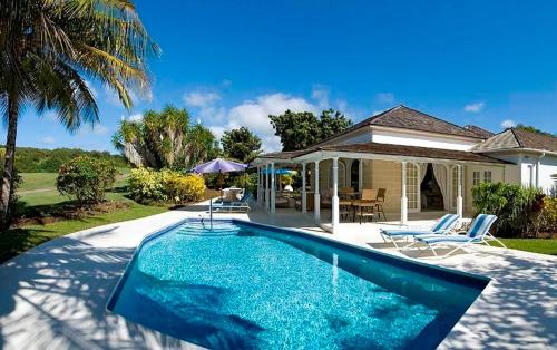圣詹姆斯Coconut Grove 1, Luxury Villa by Island Villas的房屋前的游泳池