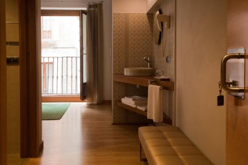 艾丝黛拉霍斯佩德拉夏皮特酒店的客房内设有带水槽和卫生间的浴室