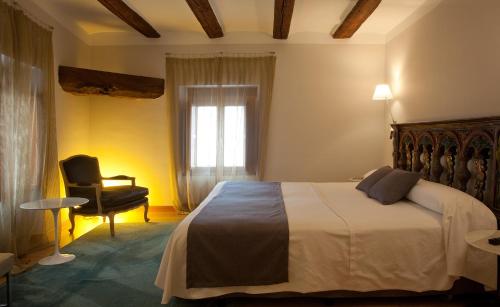 艾丝黛拉霍斯佩德拉夏皮特酒店的卧室配有床、椅子和窗户。