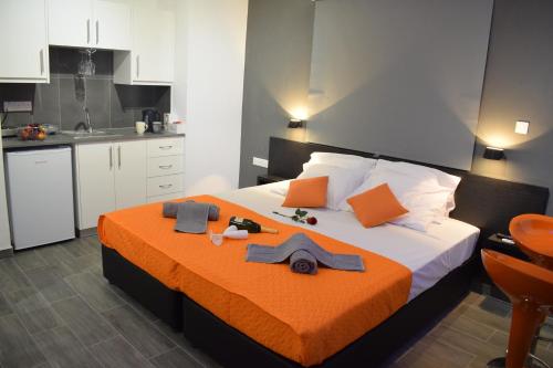 阿依纳帕Takis apartments的一间卧室配有一张带橙色毯子的大床