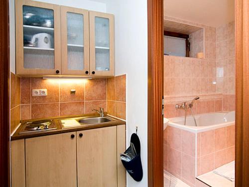布拉格格兰尼特公寓的浴室配有盥洗盆、浴缸和盥洗盆