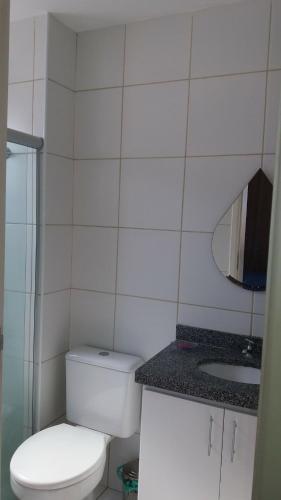 阿拉卡茹Condominio Port. da cidade Aracaju的白色的浴室设有卫生间和水槽。